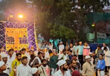 संत को पेश की गई संदली चादर.