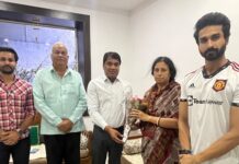 सागर : आयुक्त की महापौर से सौजन्य भेंट.