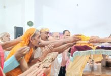 आचार्य श्री के संघ मुनी ले रहे क्लास.