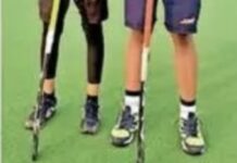 टीम में चयन होने पर खिलाड़ियों को प्रदान की हाॅकी