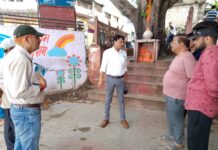 आयुक्त पहुँचे श्री राम बैकुंठ धाम मंदिर