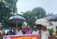 बरसते पानी में भीगते पहुँचे पेंशनर्स