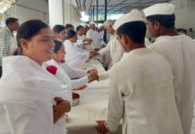 रक्षा सूत्र बंधवाकर कैदी भाईयों की नम हुईं आंखें