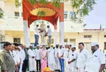 कांग्रेस ने किया गांधी जी की प्रतिमा का अभिषेक