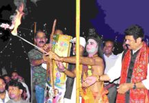51 फीट रावण जला, 20 मिनिट तक होती रही आतिशबाजी