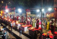 पूजन उपरांत विसर्जित सामग्री नाडेप पिट में डाली जा रही
