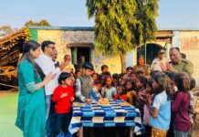 ग्रामीण बच्चों के बीच मनाया अपने सुपुत्र का जन्मदिन