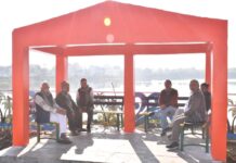 निगमायुक्त ने पार्क में बुजुर्गों से किया स्वच्छता संवाद