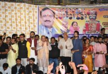 महापौर फैंस क्लब ने की पुष्पवर्षा