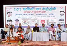 मंच पर आए 101 कवि