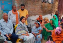 मृतक के परिजनों से मिलने पहुँची महापौर