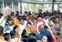 विदेश यात्रा से गृहनगर लौटने पर सांसद का हुआ भव्य स्वागत