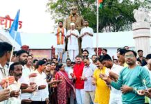 जनप्रतिनिधियों ने किया बाबा साहेब का जलाभिषेक