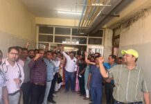 सागर : चिकित्सकों ने बांधी काली पट्टी