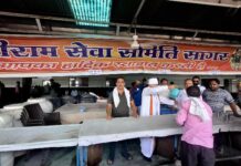 सागर : विधायक ने रेल्वे स्टेशन पहुँचकर लोगों को पिलाया पानी