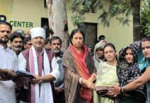 सफाई मित्रों को बरसाती वितरित