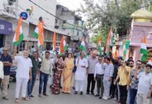 महापौर ने वितरित किए तिरंगा झंडा