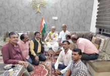 सेनानी निवास पहुँचे डाॅ अनिल तिवारी