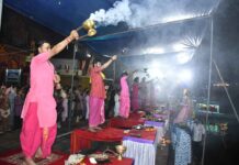 गंगा आरती के दौरान मिट्टी के गणेश विराजित करने का संदेश