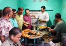 मंत्री जी की सालों बाद लगी दोस्तों की महफिल